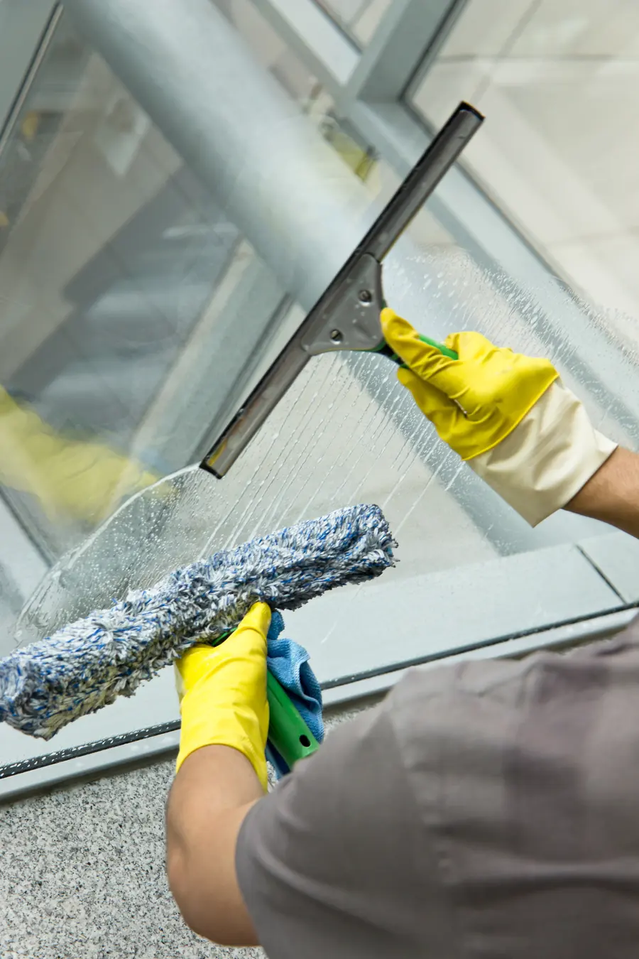 Fensterscheibe wird mit Einwascher und Abzieher gereinigt